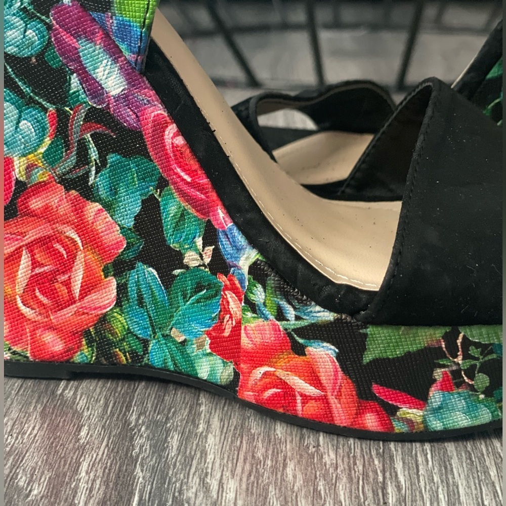 NWT Floral Black Wedge Sandals with flaw - Picture 6 of 7